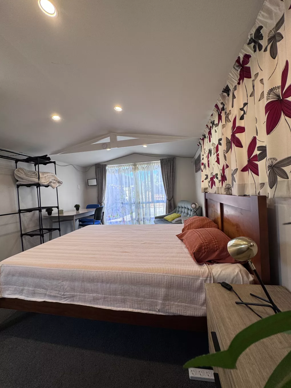 Furnished Self-contained Sleepout