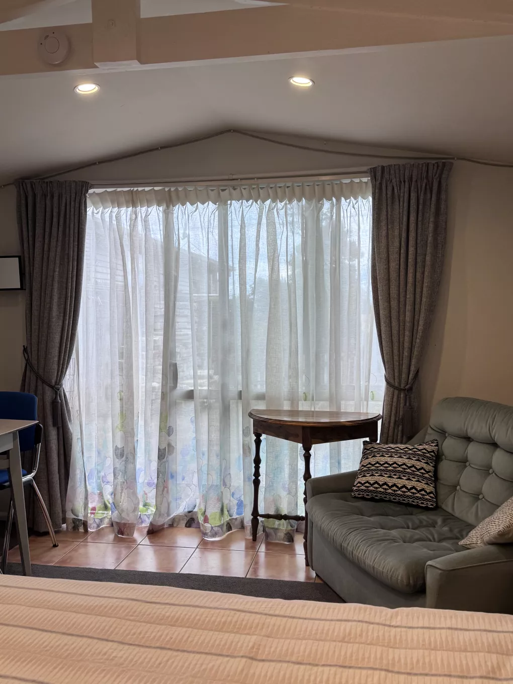 Furnished Self-contained Sleepout
